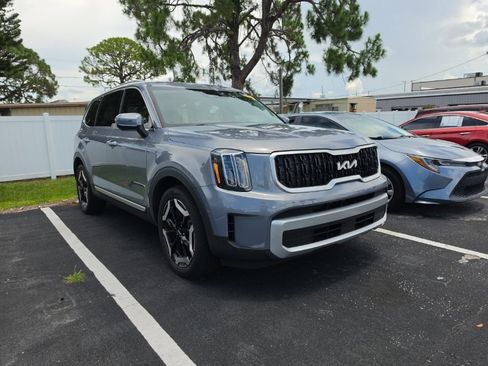 Used 2024 Kia Telluride EX FWD image 3
