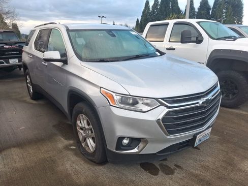 Used 2020 Chevrolet Traverse LT image 2