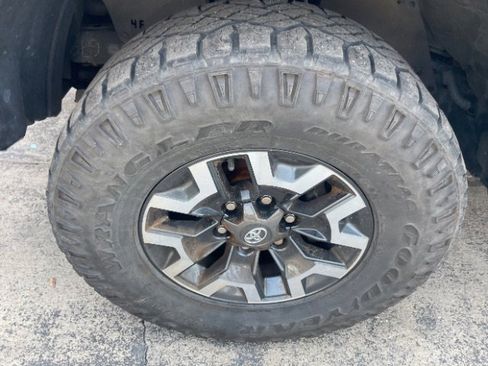 Used 2022 Toyota Tacoma TRD Off-Road image 22