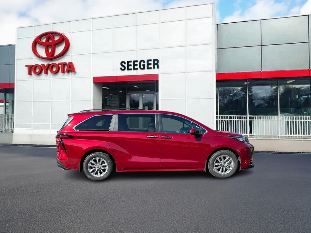 Used 2024 Toyota Sienna XLE FWD image 2