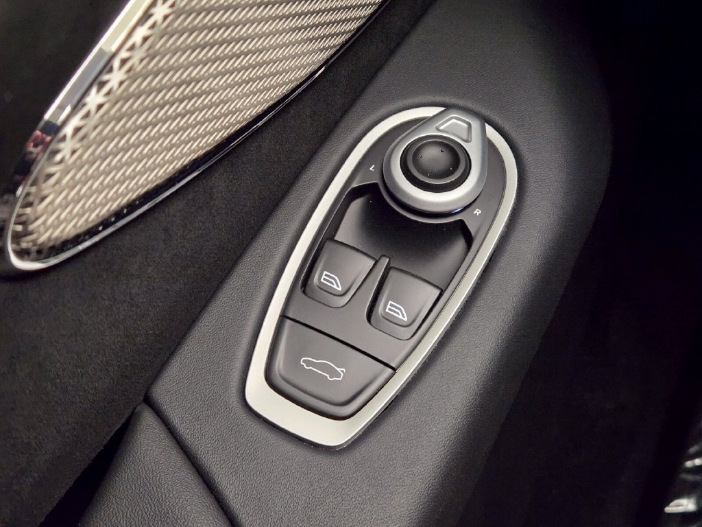 Used 2025 Aston Martin V8 Vantage Coupe RWD image 38