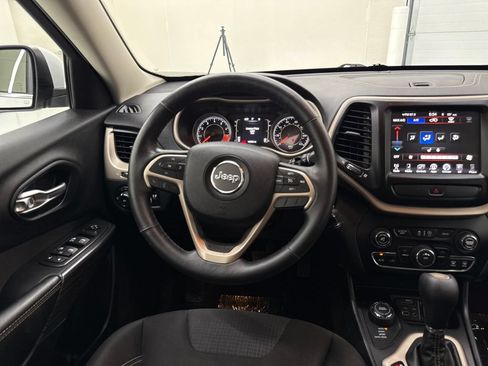 Used 2015 Jeep Cherokee Latitude AWD/4WD image 16