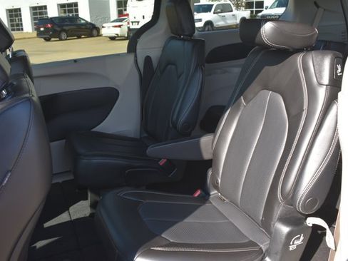Used 2023 Chrysler Pacifica Touring-L FWD image 15