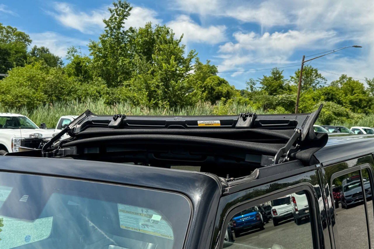 Used 2021 Jeep Wrangler Unlimited Sahara AWD/4WD image 30