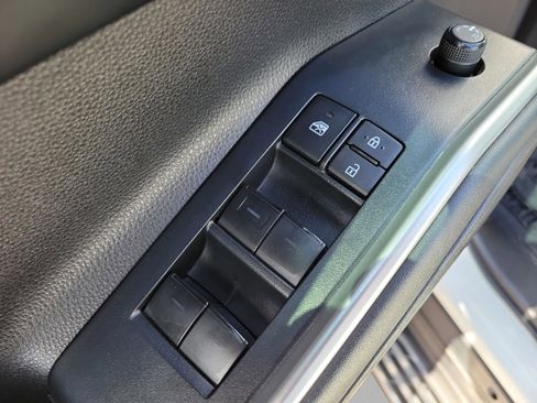 Used 2023 Toyota Highlander XLE FWD image 11