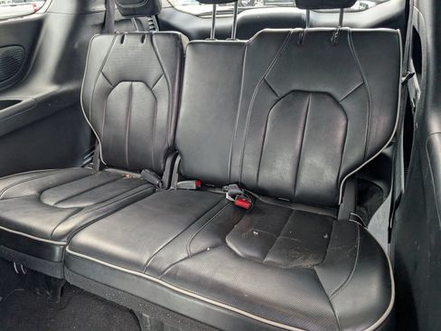 Used 2025 Chrysler Pacifica Limited FWD image 8