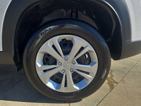 Used 2025 Chevrolet Trax LS image 32
