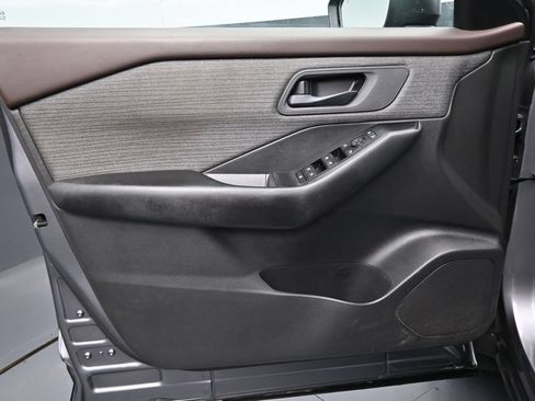 Used 2023 Nissan Rogue S AWD/4WD image 10