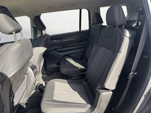 Used 2023 Jeep Grand Cherokee L Laredo image 13