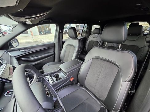 New 2025 Jeep Grand Cherokee L Laredo image 19