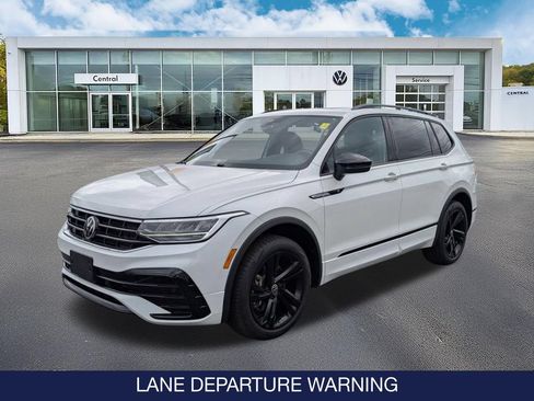 Used 2023 Volkswagen Tiguan SE R-Line AWD/4WD image 3
