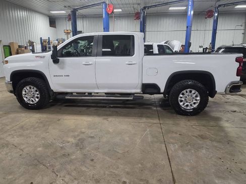 Used 2022 Chevrolet Silverado 2500 LT w/ Convenience Package AWD/4WD image 5