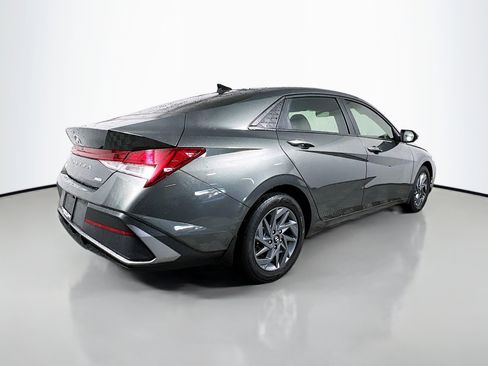 Used 2024 Hyundai Elantra Blue FWD image 4