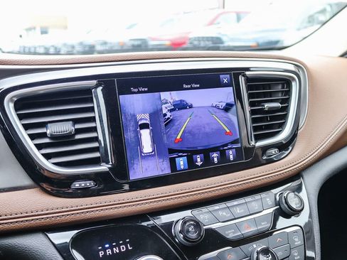 Used 2017 Chrysler Pacifica Limited FWD image 25