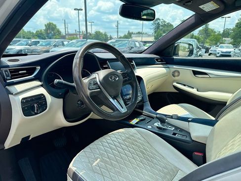 Used 2019 INFINITI QX50 Essential w/ Sensory Package FWD image 10