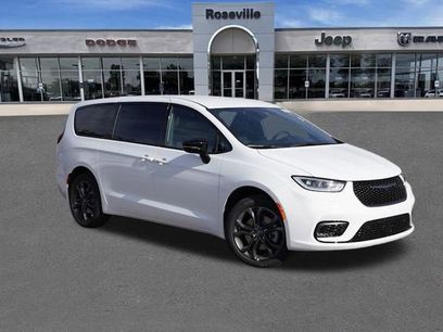 New 2026 Chrysler Pacifica Select