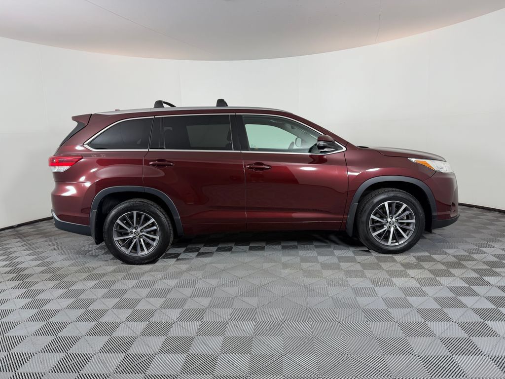 Used 2017 Toyota Highlander XLE AWD/4WD image 2
