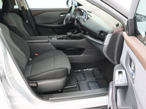 Used 2021 Nissan Rogue SV image 36