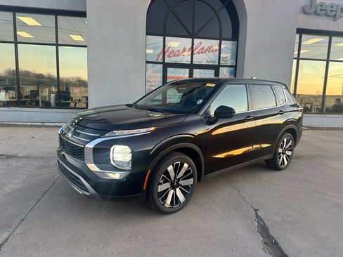 Used 2025 Mitsubishi Outlander SE image 2