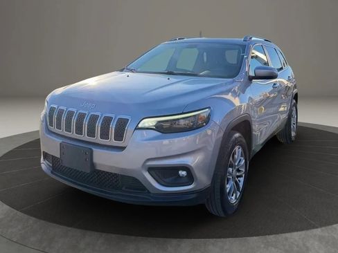 Used 2019 Jeep Cherokee Latitude Plus w/ Cold Weather Group AWD/4WD image 4