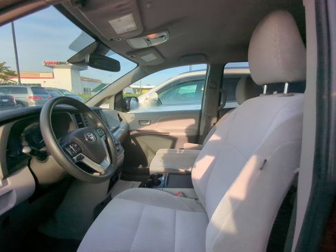 Used 2020 Toyota Sienna LE w/ LE Preferred Package FWD image 6