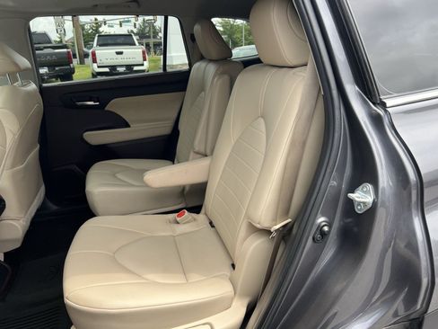 Used 2022 Toyota Highlander XLE AWD/4WD image 24