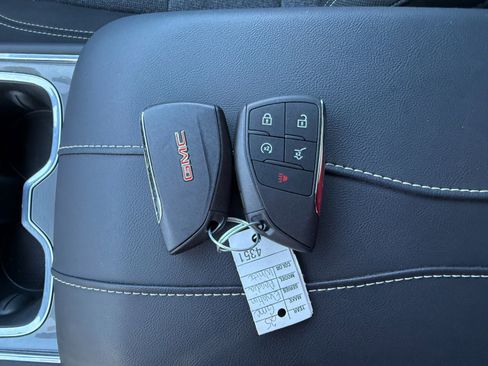 Used 2025 GMC Acadia Elevation image 38