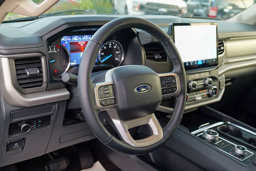 Used 2023 Ford Expedition XLT AWD/4WD image 18