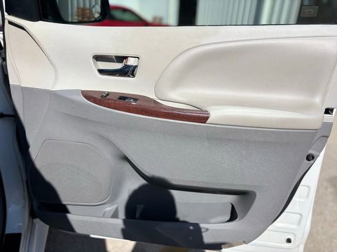 Used 2013 Toyota Sienna XLE image 11