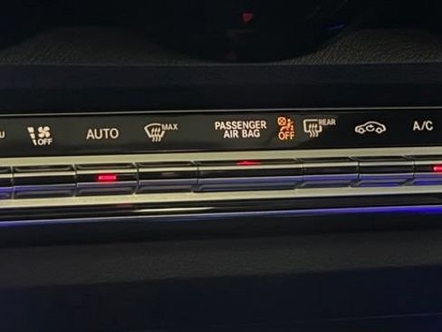 Used 2023 Mercedes-Benz GLB 250 4MATIC w/ Premium Package image 20
