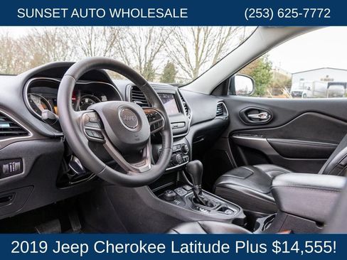 Used 2019 Jeep Cherokee Latitude Plus AWD/4WD image 37