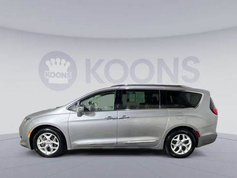 Used 2020 Chrysler Pacifica Limited image 2