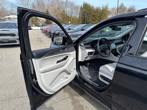 Used 2023 Jeep Grand Cherokee L Overland w/ Luxury Tech Group IV image 11