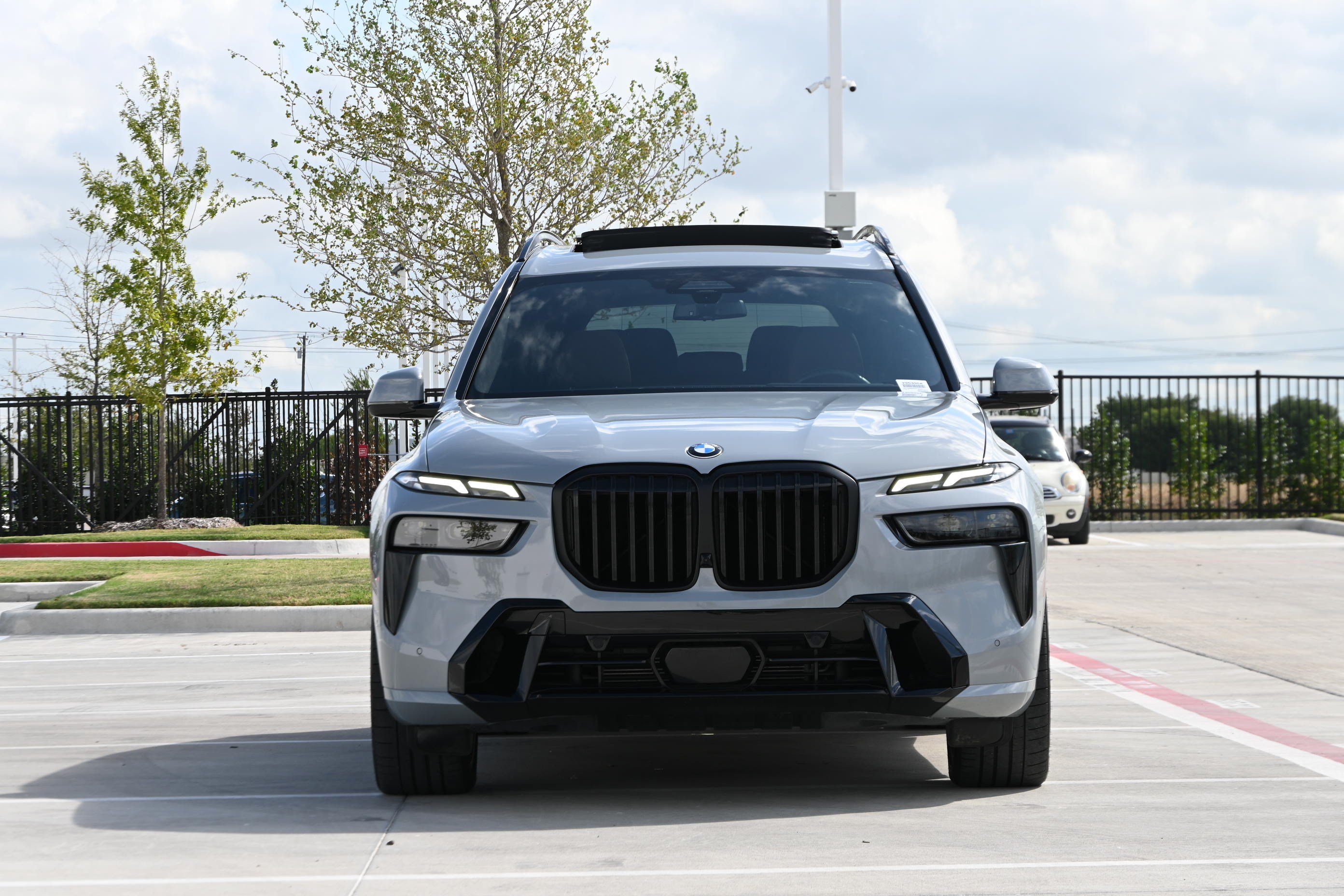 Certified 2025 BMW X7 xDrive40i w/ M Sport Package AWD/4WD image 3