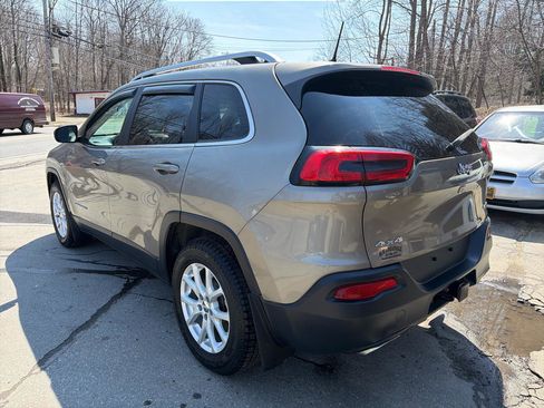 Used 2017 Jeep Cherokee Latitude w/ Cold Weather Group image 3