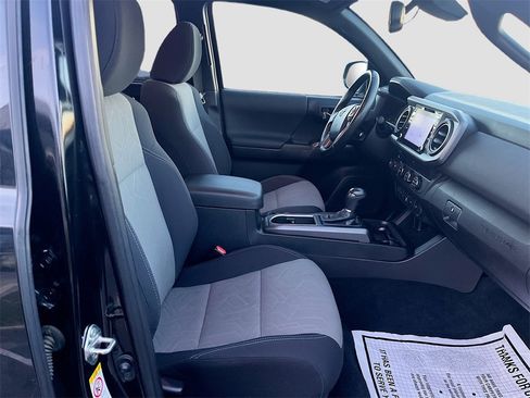 Used 2020 Toyota Tacoma TRD Sport w/ Technology Package image 26