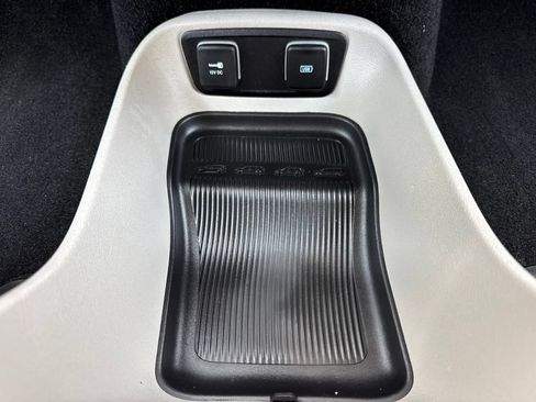Used 2017 Chrysler Pacifica Touring w/ Tire & Wheel Group FWD image 18
