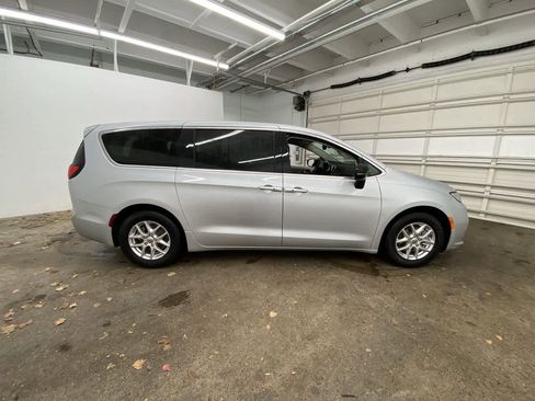 Used 2024 Chrysler Pacifica Touring-L image 7