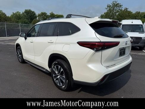 Used 2021 Toyota Highlander XLE AWD/4WD image 9