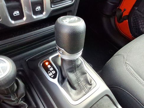 Used 2018 Jeep Wrangler Sport AWD/4WD image 18