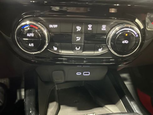 Used 2025 Chevrolet Trax RS w/ Sunroof Package image 34