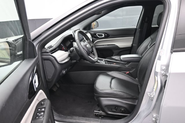 Used 2025 Jeep Compass Limited AWD/4WD image 23