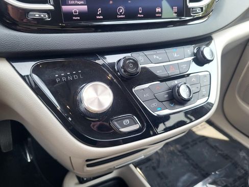 Used 2023 Chrysler Pacifica Touring-L FWD image 20