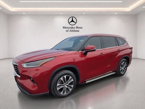 Used 2021 Toyota Highlander XLE FWD image 2