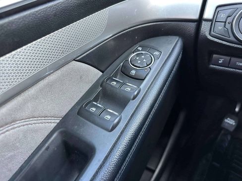 Used 2017 Ford Explorer XLT w/ Equipment Group 202A AWD/4WD image 24
