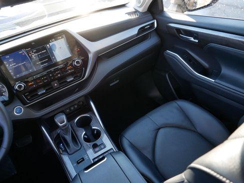 Used 2021 Toyota Highlander Platinum image 11