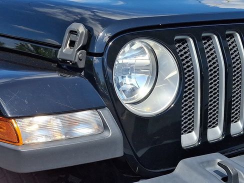 Used 2018 Jeep Wrangler Unlimited Sahara w/ Dual Top Group AWD/4WD image 9