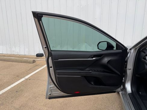 Used 2020 Toyota Camry SE FWD image 21