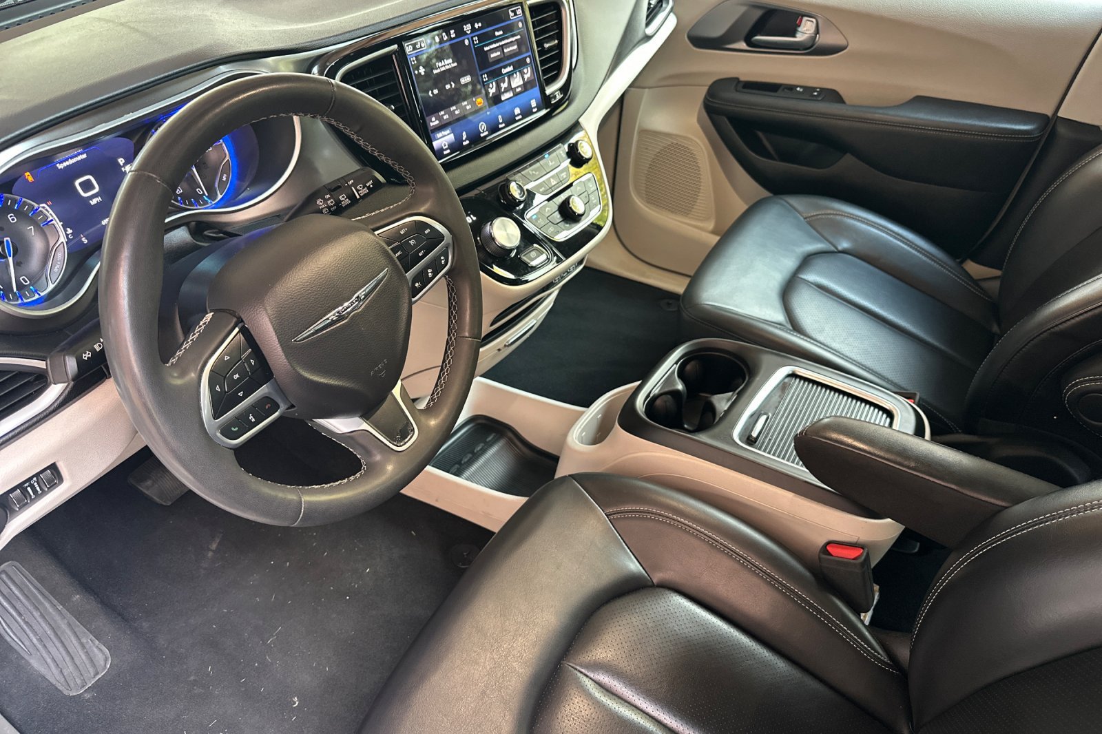 Used 2023 Chrysler Pacifica Touring-L FWD image 10