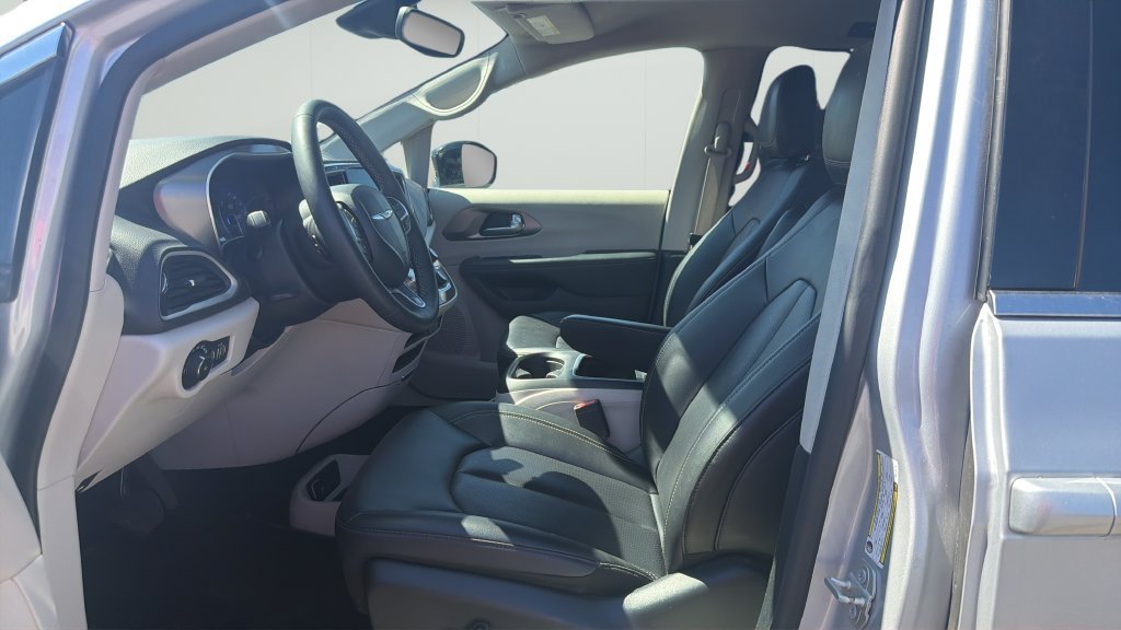 Used 2024 Chrysler Pacifica Touring-L FWD image 9